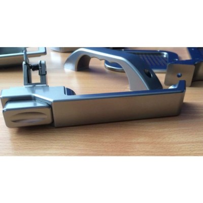 LRC1544 – Алюмінієва зовнішня дверна ручка Defender у сріблястому кольорі – права рука – поставляється без отвору для ключа для задніх бічних дверей або передніх дверей із центральним замком – виробляється у Великобританії компанією Croytec