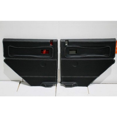 LRI34161 - пара чорних шкіряних дверних карт 2-го ряду з білими швами для Defender Puma TDCI