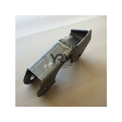 YRM042A - Кронштейн лівого радіуса передньої осі - Для Defender до 1993 - 47 мм - YRM Metal