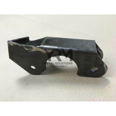 YRM043A - Правий кронштейн радіуса передньої осі - Для Defender з 1994 року, Discovery 1 і Range Rover Classic - 54 мм - YRM Metal