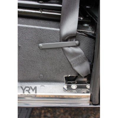 YRM094BM - пара передніх дверних порогів з нержавіючої сталі для Land Rover Defender і серії 2 і 3 - дзеркальне покриття з 2 отворами для кріплення ременя безпеки (потрібно, якщо у вас другий ряд)
