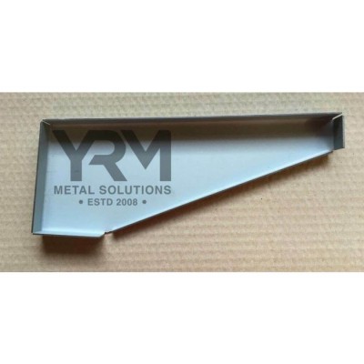 YRM105 - Велике переднє закриття порога - Для Land Rover Discovery 1 і Range Rover Classic - Виробник YRM Metal - Права сторона