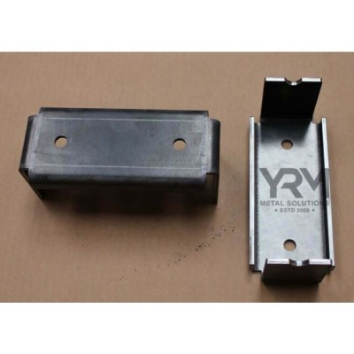 YRM140 – Кріплення стабілізатора поперечної стійкості шасі – спереду на Defender, спереду та ззаду на Discovery 1 та Range Rover Classic – виробник YRM Metal – постачається як пара YRM140 – Кріплення стабілізатора поперечної стійкості шасі – спереду на Defender, спереду та ззаду на Discovery 1 та Range Rover Classic – виробник YRM Metal – постачається як пара