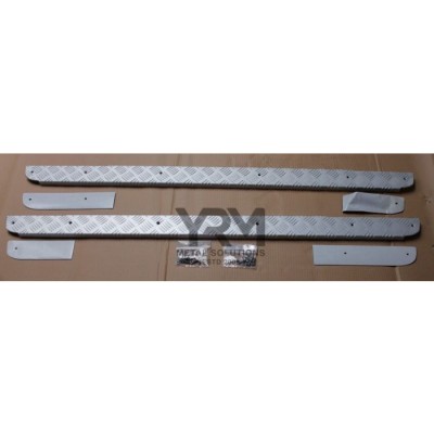 YRM156 - Накладки на пороги в шашку - Land Rover Defender 90 - Виробник YRM Metal - за пару