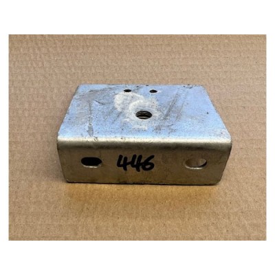 YRM446 - Кронштейн 2-го ряду HDG для котушки заднього ременя безпеки – Land Rover Defender 4 Door Crew Cab 2007 і далі